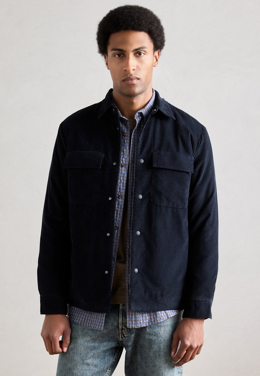 Куртка Marc O'Polo OVERSHIRT WITH PADDING FLAP AND SIDE POCKETS STRAIGHT HEM, Dark Navy/Dark Blue
Куртка Marc O'Polo OVERSHIRT WITH PADDING FLAP AND SIDE POCKETS STRAIGHT HEM, Dark Navy/Dark Blue