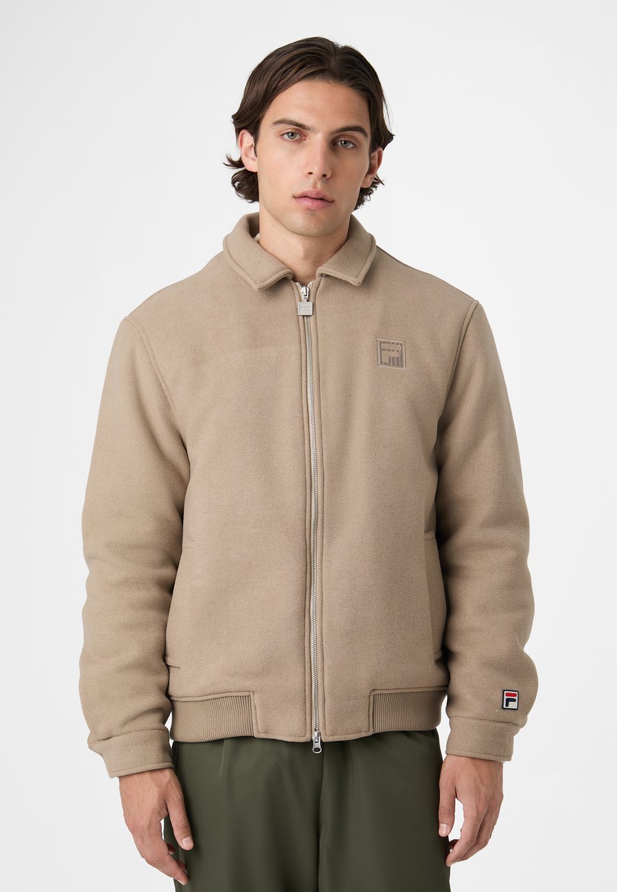 Куртка Fila COMO REGULAR , Weathered Teak/Taupe
Куртка Fila COMO REGULAR , Weathered Teak/Taupe