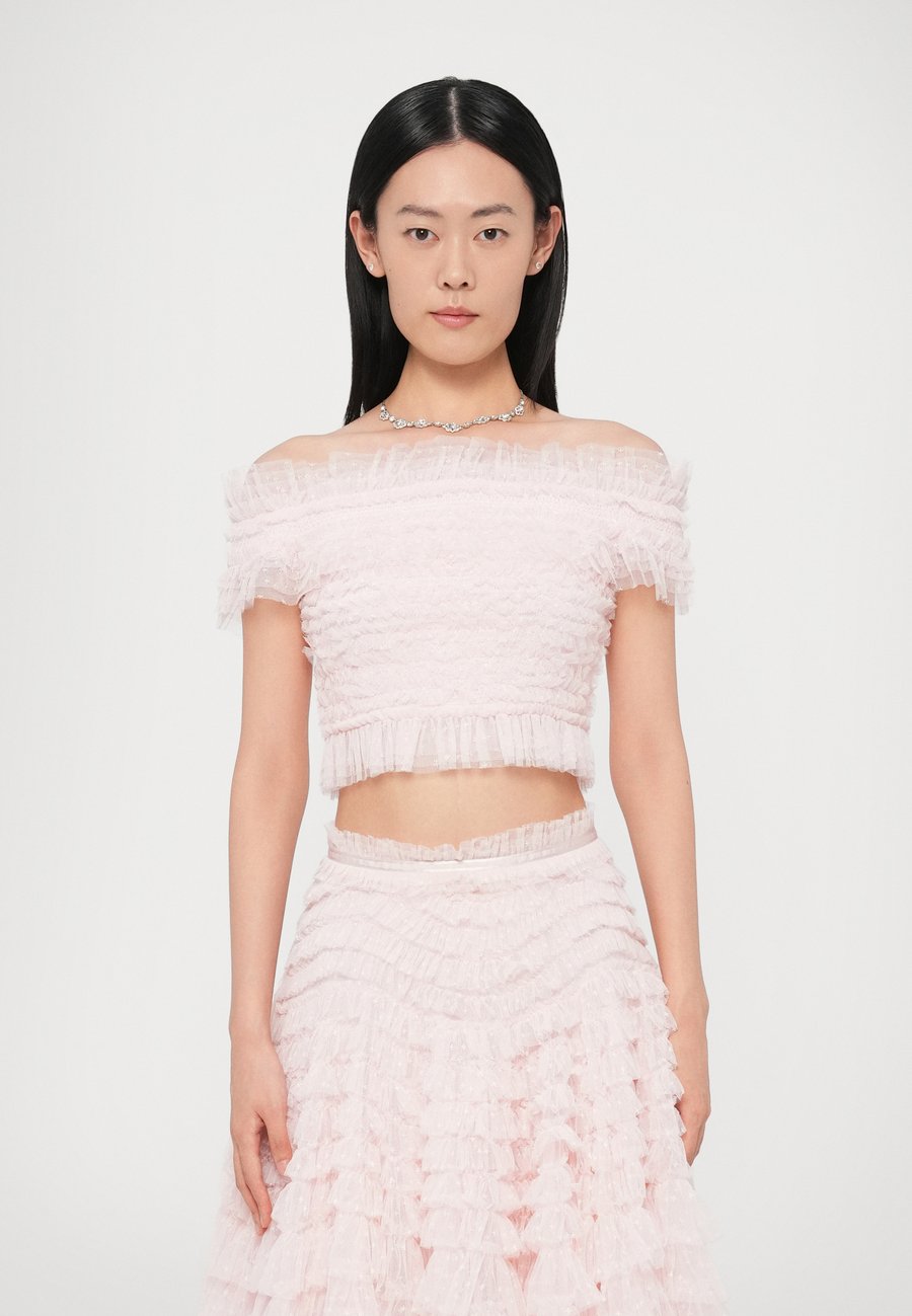 Топ Needle & Thread HATTIE SMOCKED OFF SHOULDER, Seashell/Pink
Топ Needle & Thread HATTIE SMOCKED OFF SHOULDER, Seashell/Pink