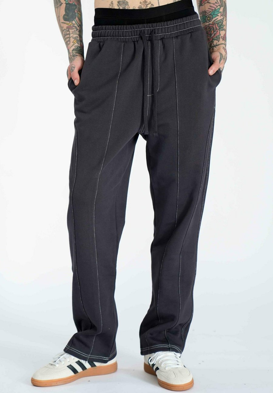 Брюки Multiply Apparel JOGGER RUNWAY, Black Soda/Anthracite
Брюки Multiply Apparel JOGGER RUNWAY, Black Soda/Anthracite