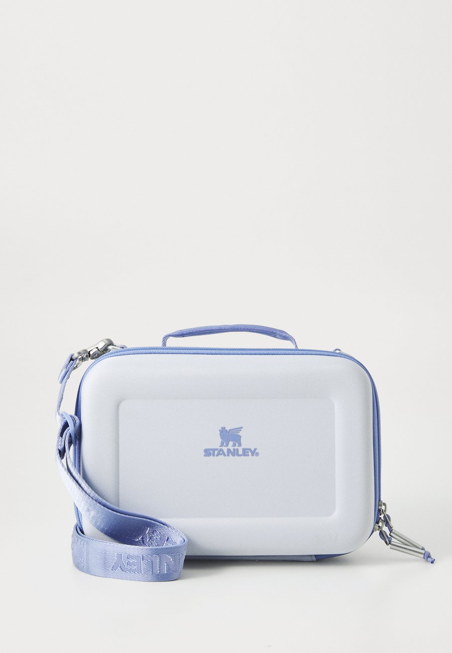 Сумка Stanley THE ALL DAY ARISTA MINI LUNCH BOX 4.2QT / 4L UNISEX, Dew Drop/Light Blue
Сумка Stanley THE ALL DAY ARISTA MINI LUNCH BOX 4.2QT / 4L UNISEX, Dew Drop/Light Blue