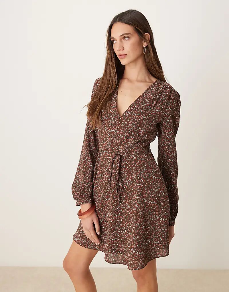 Гламурное мини-платье-халат в коричневом цвете в стиле 70-х с нежным цветочным принтом
Гламурное мини-платье-халат в коричневом цвете в стиле 70-х с нежным цветочным принтом