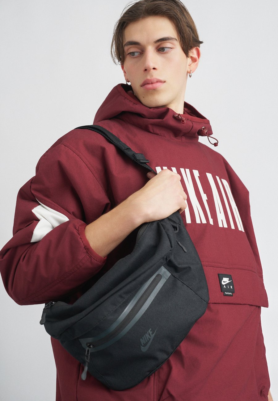 Куртка Nike Sportswear FILLED, Dark Team Red/White/Dark Red
Куртка Nike Sportswear FILLED, Dark Team Red/White/Dark Red