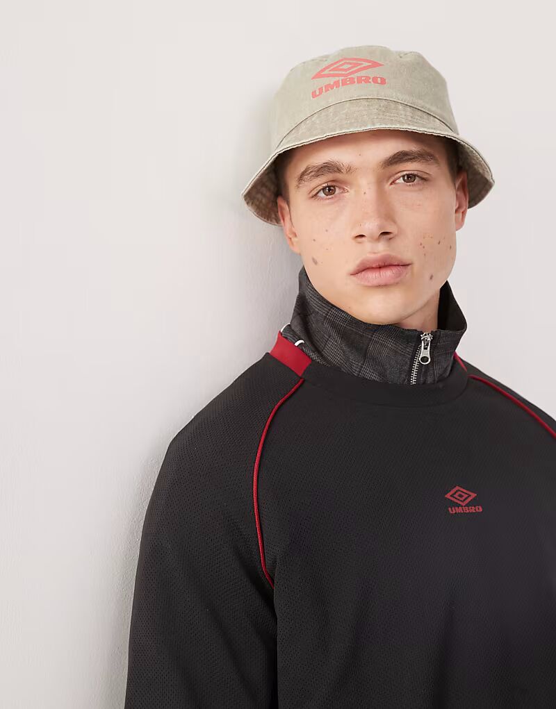 Шляпа-ведро Umbro Drill в красном цвете
Шляпа-ведро Umbro Drill в красном цвете