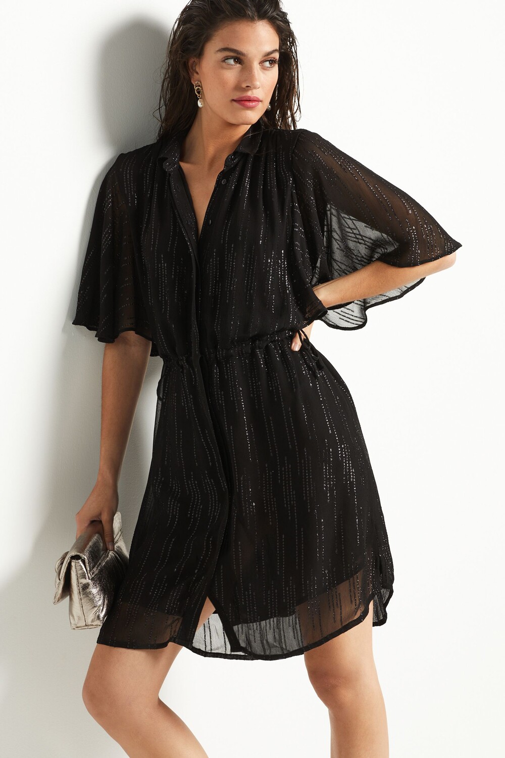 Мини-платье со струящимися рукавами и завязкой на талии Блестящий черный цвет Next, черный
