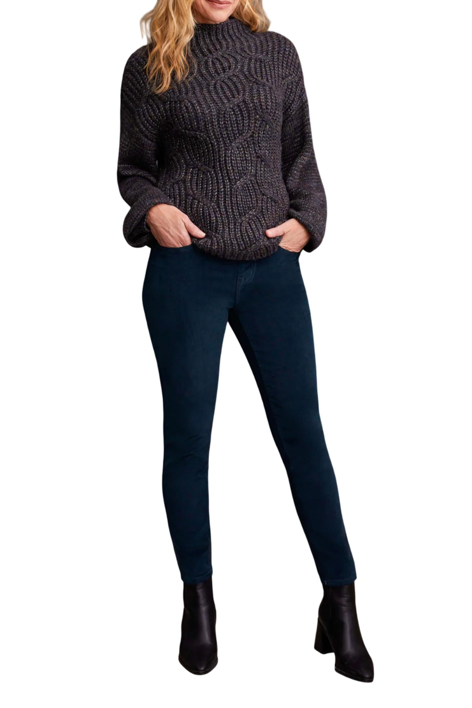 Черный оверсайз свитер с воронкообразным воротом TRIBAL
Черный оверсайз свитер с воронкообразным воротом TRIBAL