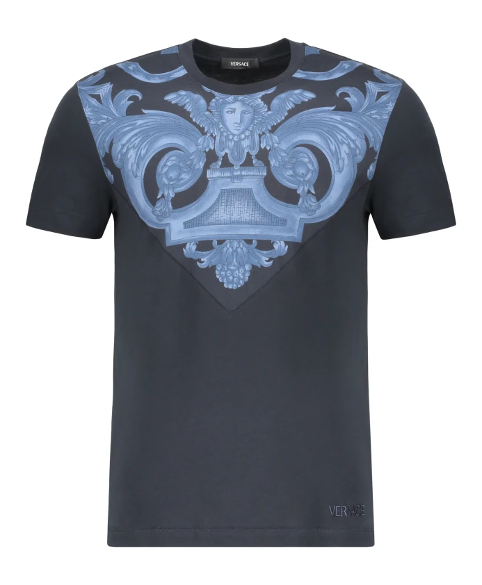 Хлопковая футболка в рубчик с принтом на передней части. Versace, синий
Хлопковая футболка в рубчик с принтом на передней части. Versace, синий