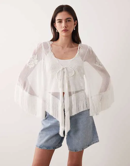 Белый топ с бахромой и завязкой спереди ASOS DESIGN
Белый топ с бахромой и завязкой спереди ASOS DESIGN