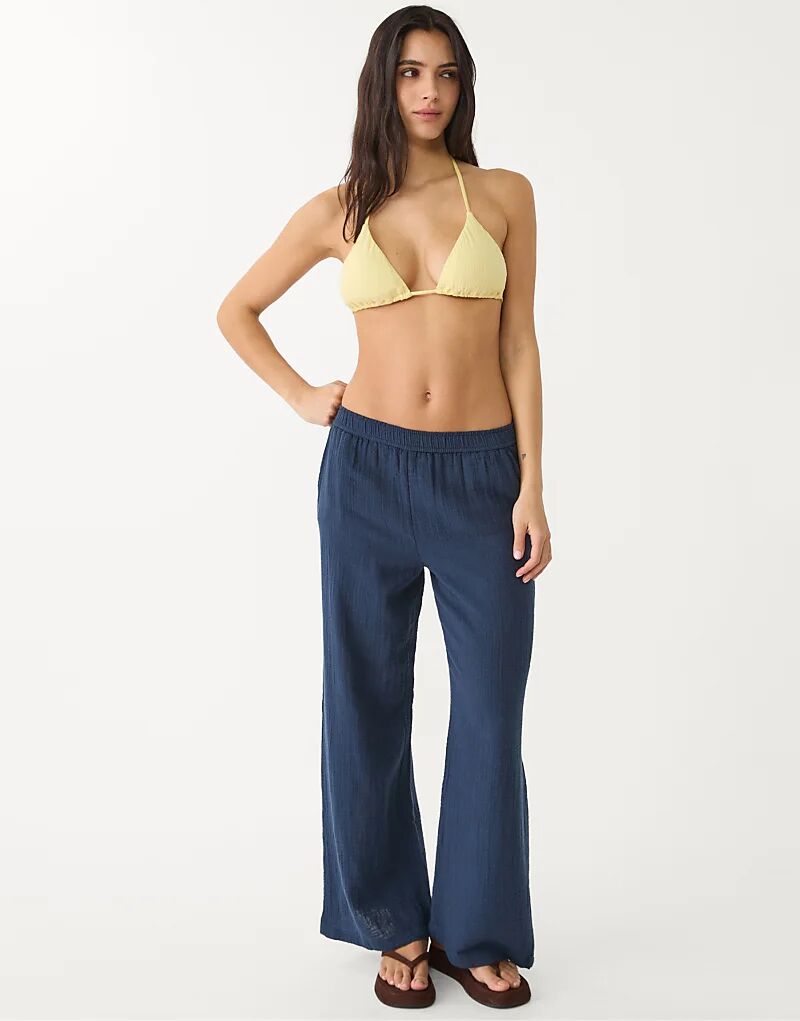 Брюки Stradivarius с эластичным поясом темно-синего цвета
Брюки Stradivarius с эластичным поясом темно-синего цвета