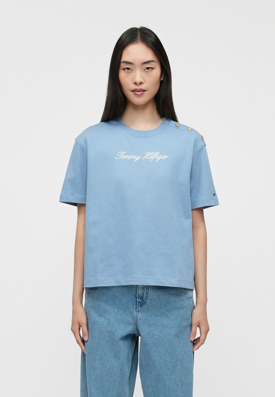 Футболка Tommy Hilfiger SCRIPT TEE, Clear Water/Light Blue, Синий, Футболка Tommy Hilfiger SCRIPT TEE, Clear Water/Light Blue
Футболка Tommy Hilfiger SCRIPT TEE, Clear Water/Light Blue, Синий, Футболка Tommy Hilfiger SCRIPT TEE, Clear Water/Light Blue