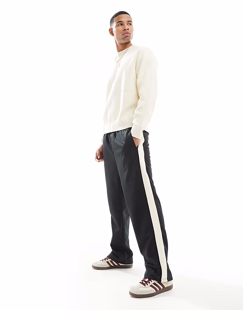 Свободные спортивные брюки Jack & Jones Karl Fit с полосками по бокам черного цвета
Свободные спортивные брюки Jack & Jones Karl Fit с полосками по бокам черного цвета
