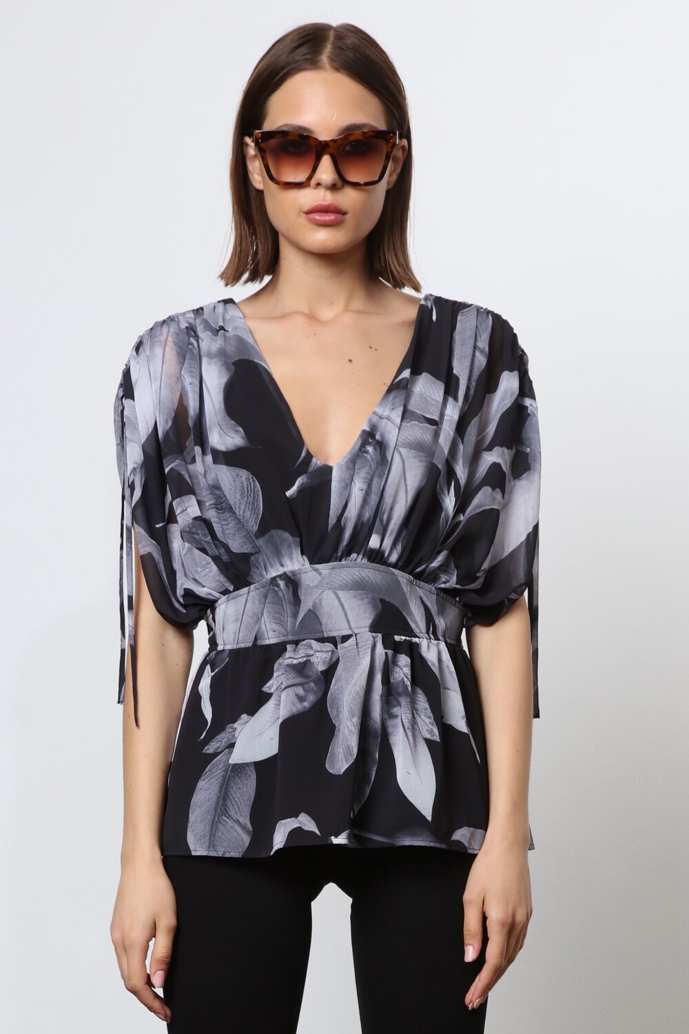 Сияющий топ с V-образным вырезом и присборенными рукавами Religion, черный
Сияющий топ с V-образным вырезом и присборенными рукавами Religion, черный