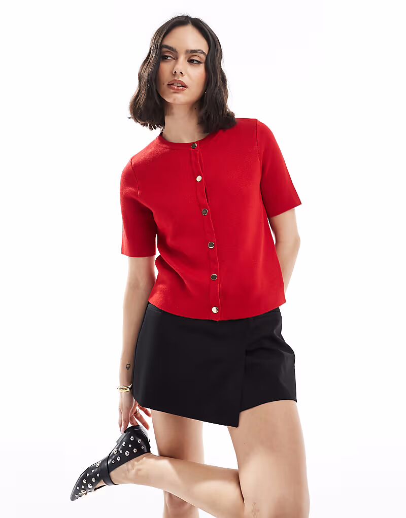 Кардиган New Look с короткими рукавами и застежкой на пуговицы красного цвета
Кардиган New Look с короткими рукавами и застежкой на пуговицы красного цвета