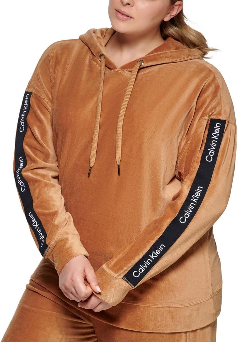 Женский велюровый свитер Calvin Klein с логотипом и микрорубчиком, Teak
Женский велюровый свитер Calvin Klein с логотипом и микрорубчиком, Teak