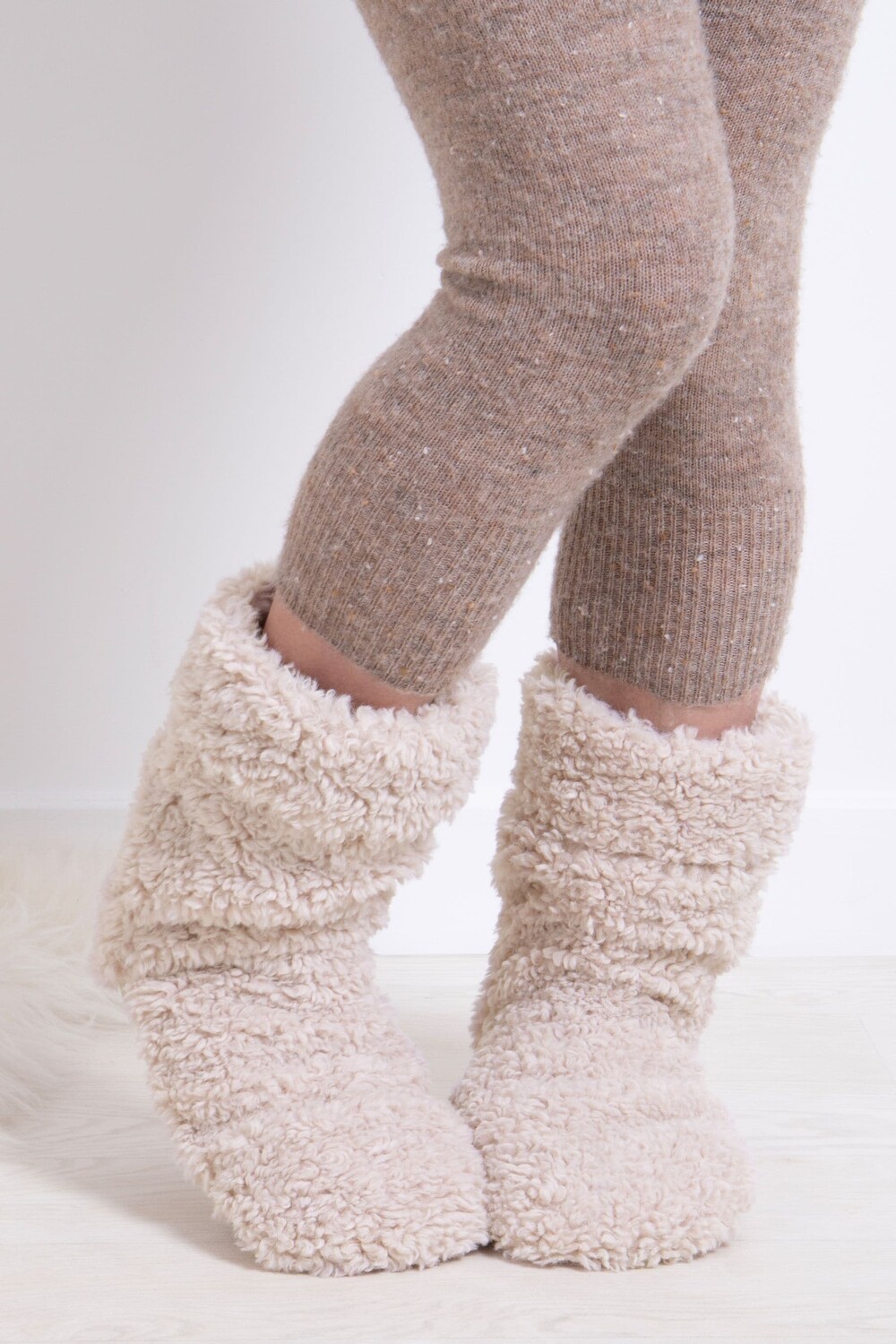 Женские тапочки носки из искусственного меха Totes, бежевый 
Женские тапочки носки из искусственного меха Totes, бежевый