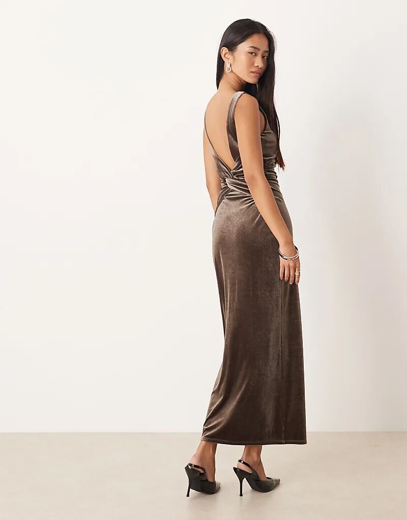 Бархатное платье миди с открытой спиной от Nobody's Child коричневого цвета
Бархатное платье миди с открытой спиной от Nobody's Child коричневого цвета