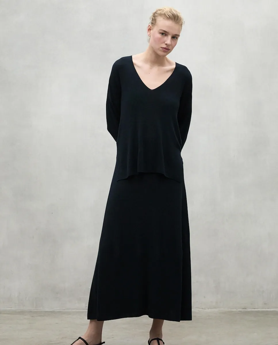 Женский свитер с длинными рукавами и V-образным вырезом Ecoalf, черный
Женский свитер с длинными рукавами и V-образным вырезом Ecoalf, черный