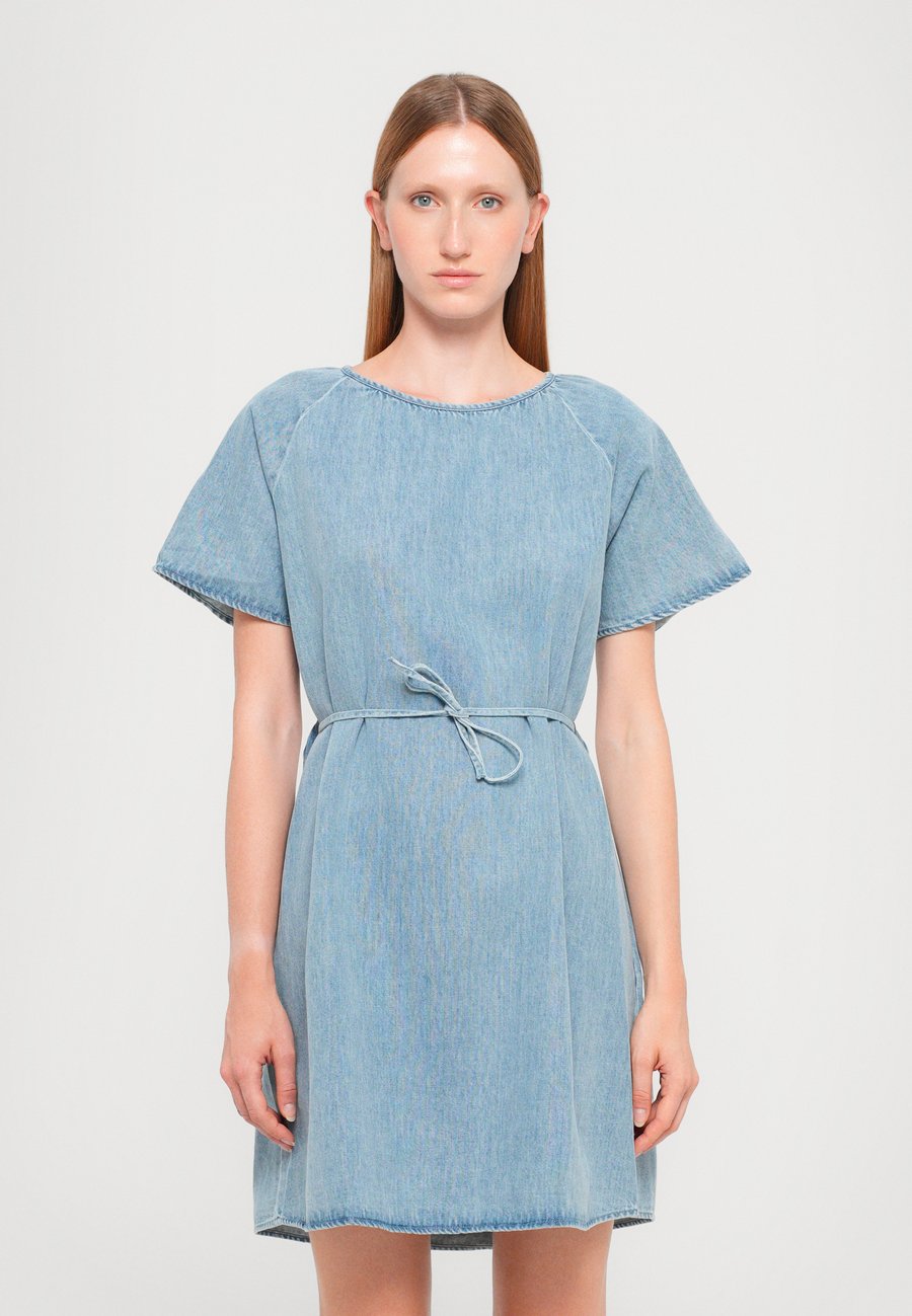 Платье CLOSED SHORT GATHERED DRESS, Light Blue Denim/Light-Blue Denim
Платье CLOSED SHORT GATHERED DRESS, Light Blue Denim/Light-Blue Denim