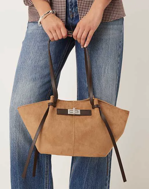 Небольшая коричневая мульти-сумка-тоут из искусственной замши Gina Tricot с ремешком и клатчем
Небольшая коричневая мульти-сумка-тоут из искусственной замши Gina Tricot с ремешком и клатчем