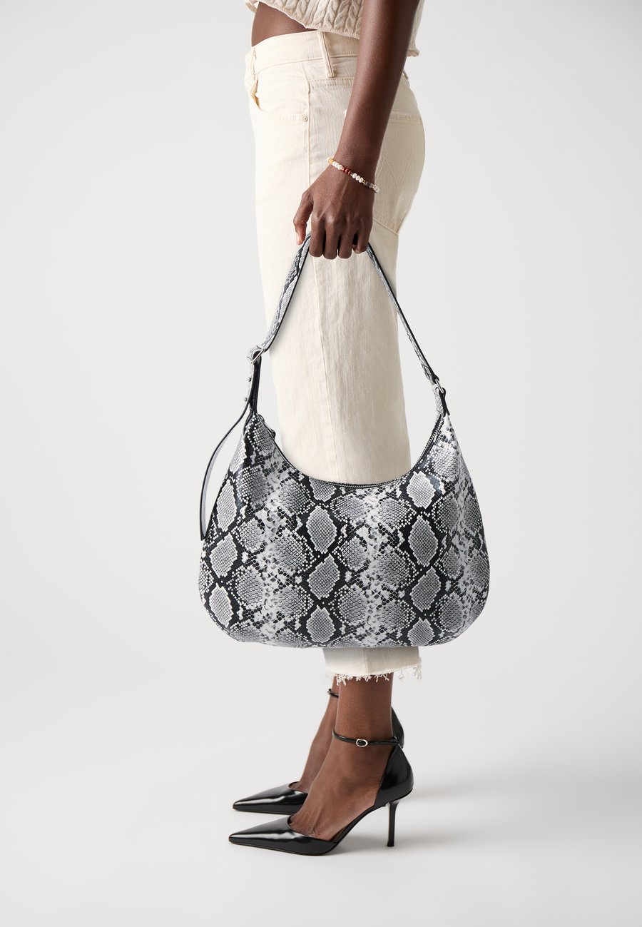 Сумка-шоппер Samsøe Samsøe SAFREJA BAG, Black White Snake/Multi-Coloured
Сумка-шоппер Samsøe Samsøe SAFREJA BAG, Black White Snake/Multi-Coloured