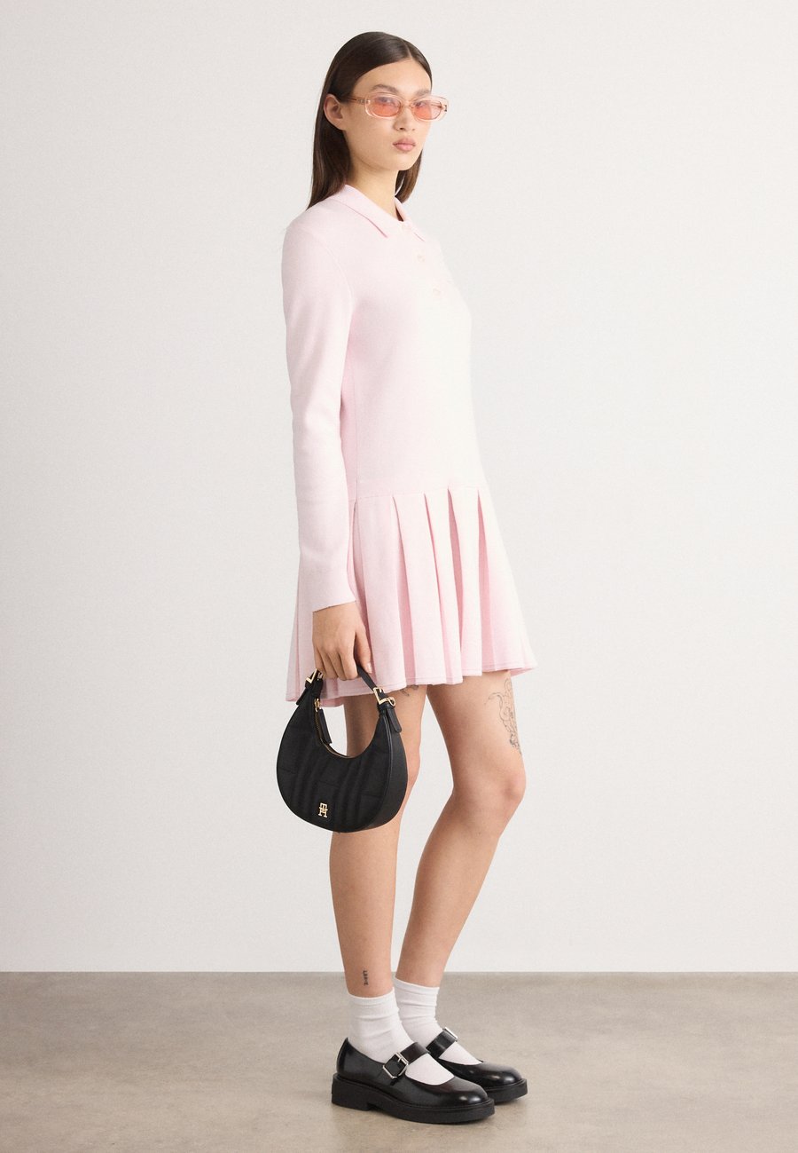 Платье Tommy Jeans SCRIPT PLEATED SWEATER DRESS, Light Pink
Платье Tommy Jeans SCRIPT PLEATED SWEATER DRESS, Light Pink