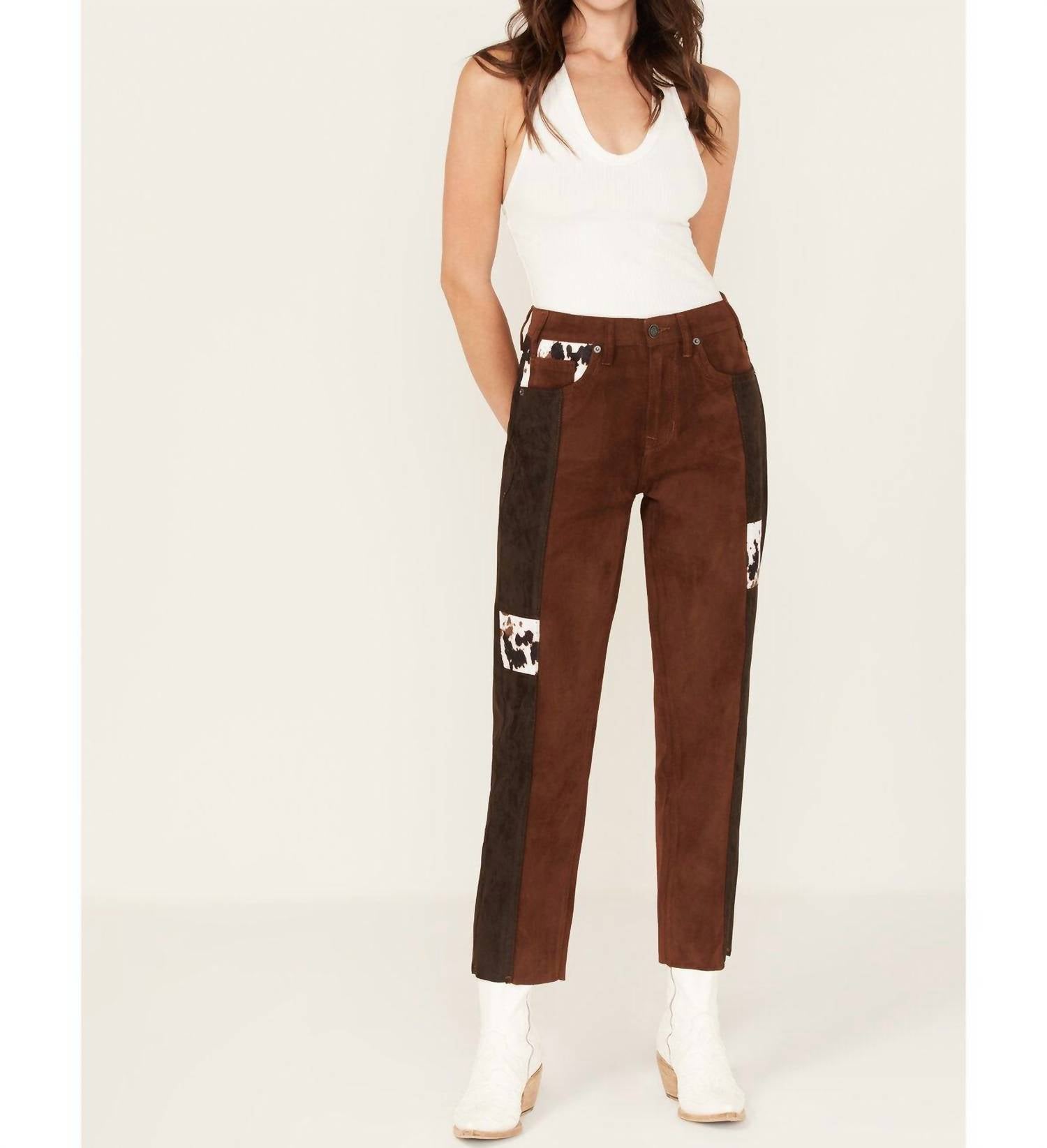 Высокие укороченные джинсы прямого кроя из замши с пэчворком в коричневой гамме Rock & Roll Denim
Высокие укороченные джинсы прямого кроя из замши с пэчворком в коричневой гамме Rock & Roll Denim