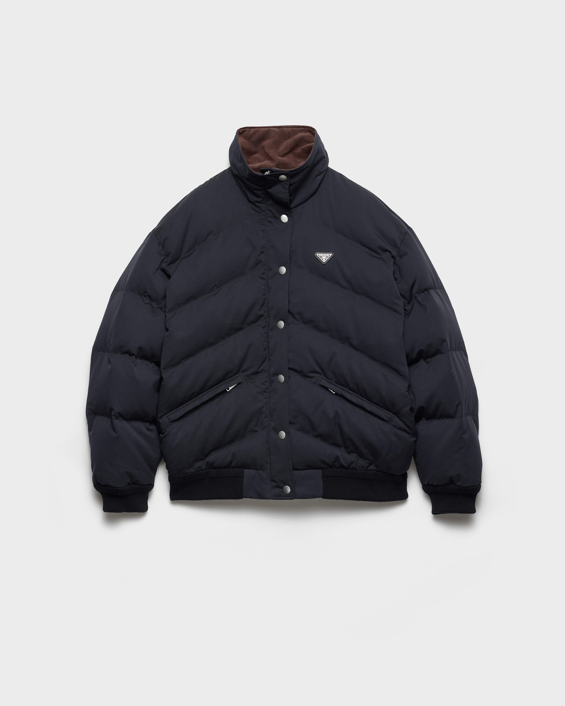 Пуховик из компактного поплина средней плотности Prada, черный
Пуховик из компактного поплина средней плотности Prada, черный