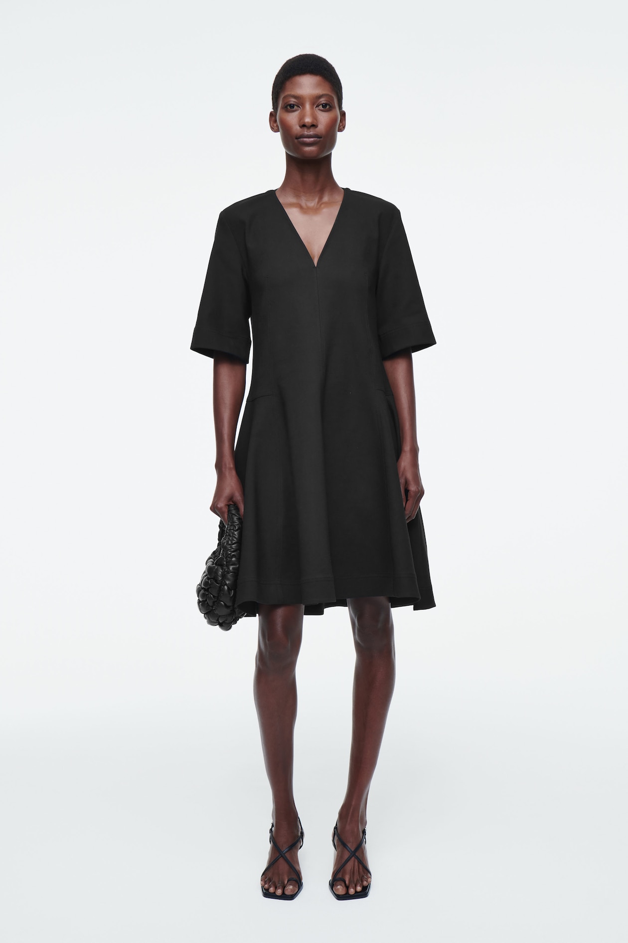 Объемное мини-платье с v-образным вырезом COS, черный
Объемное мини-платье с v-образным вырезом COS, черный