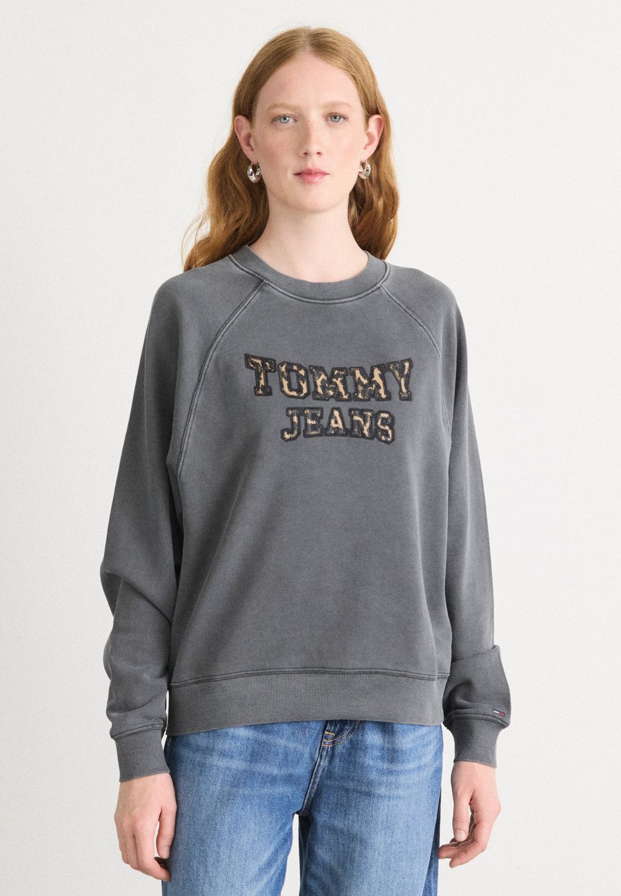 Толстовка Tommy Jeans VARSITY CREW, Black
Толстовка Tommy Jeans VARSITY CREW, Black