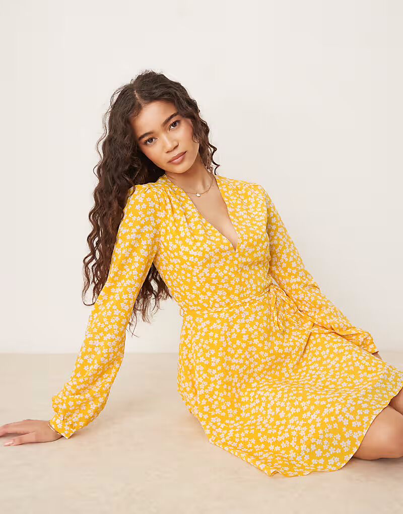 Гламурное мини-платье с V-образным вырезом и завязкой на талии в желто-белых тонах Glamorous
Гламурное мини-платье с V-образным вырезом и завязкой на талии в желто-белых тонах Glamorous