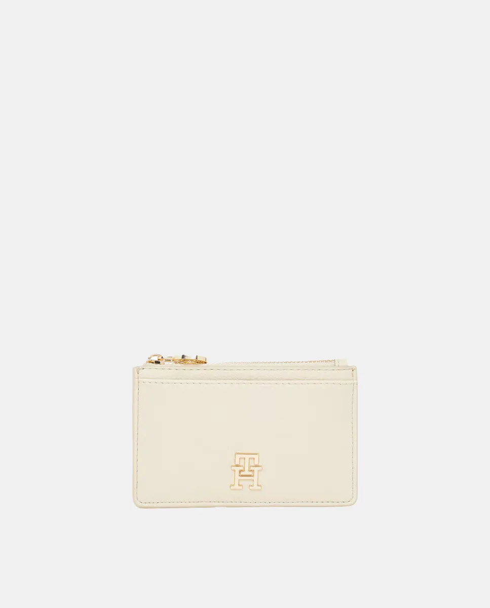 Бежевый кошелек с металлическим логотипом Tommy Hilfiger
Бежевый кошелек с металлическим логотипом Tommy Hilfiger