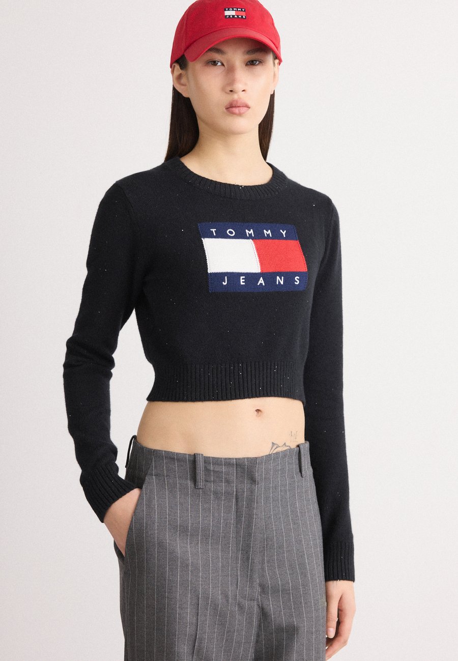 Джемпер Tommy Jeans SPARKLE FLAG SWEATER , Black
Джемпер Tommy Jeans SPARKLE FLAG SWEATER , Black
