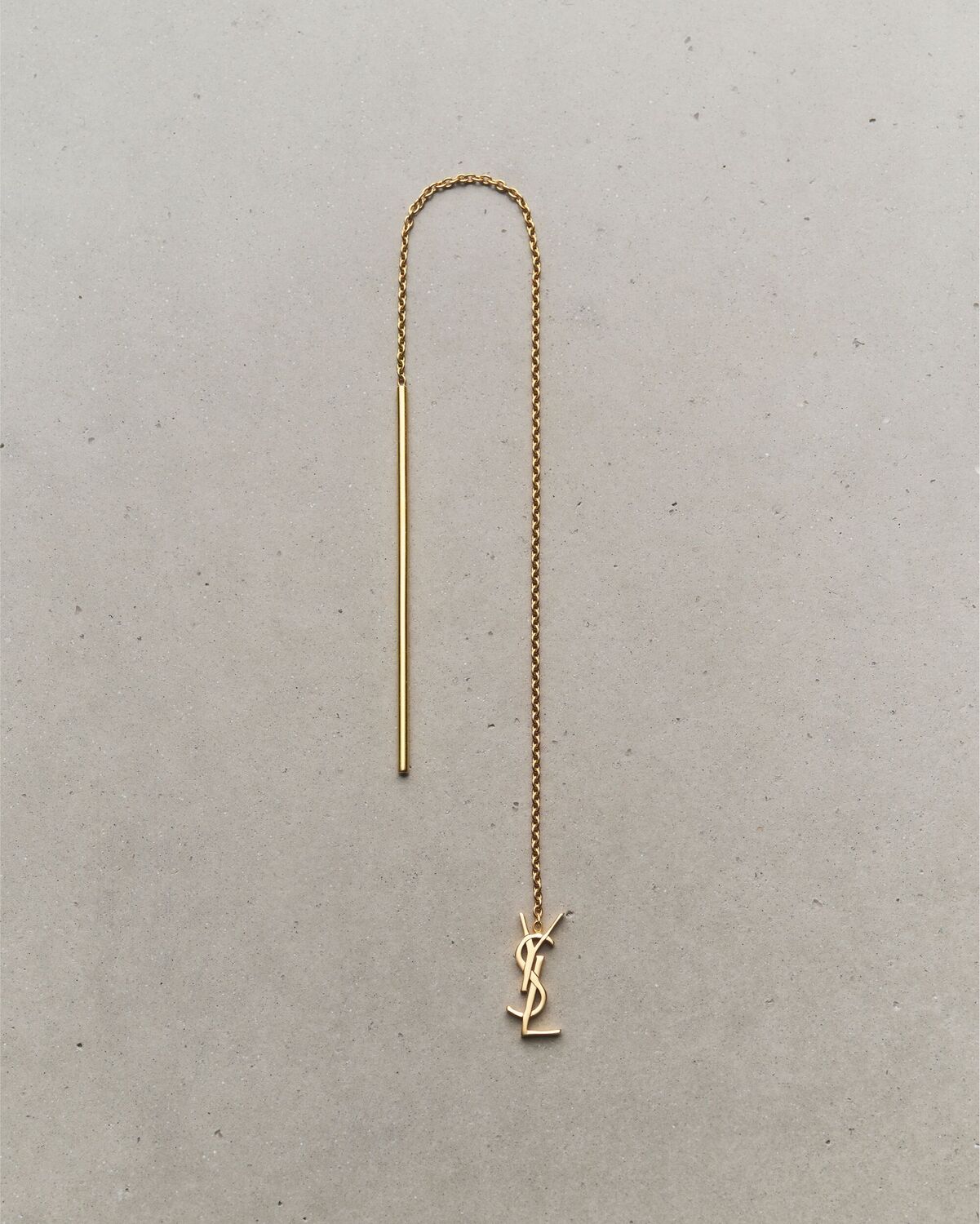 Серьга-подвеска CASSANDRE из желтого золота 18 карат Saint Laurent
Серьга-подвеска CASSANDRE из желтого золота 18 карат Saint Laurent