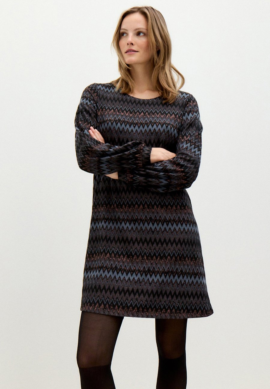Платье More & More Jersey dress, Lurex Zickzack Jersey/Dark Grey
Платье More & More Jersey dress, Lurex Zickzack Jersey/Dark Grey