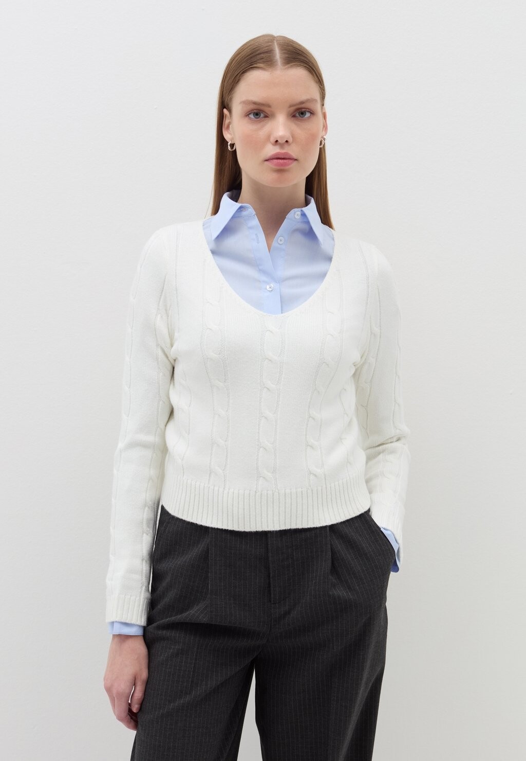 Джемпер CABLE-KNIT CROP WITH V NECK B.ANGEL, молочный 
Джемпер CABLE-KNIT CROP WITH V NECK B.ANGEL, молочный
