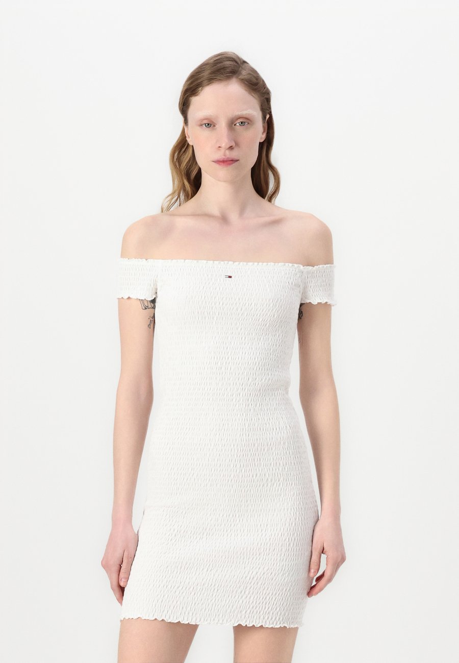 Платье Tommy Jeans SMOCK BODYCON DRESS, Ecru/Off-White
Платье Tommy Jeans SMOCK BODYCON DRESS, Ecru/Off-White
