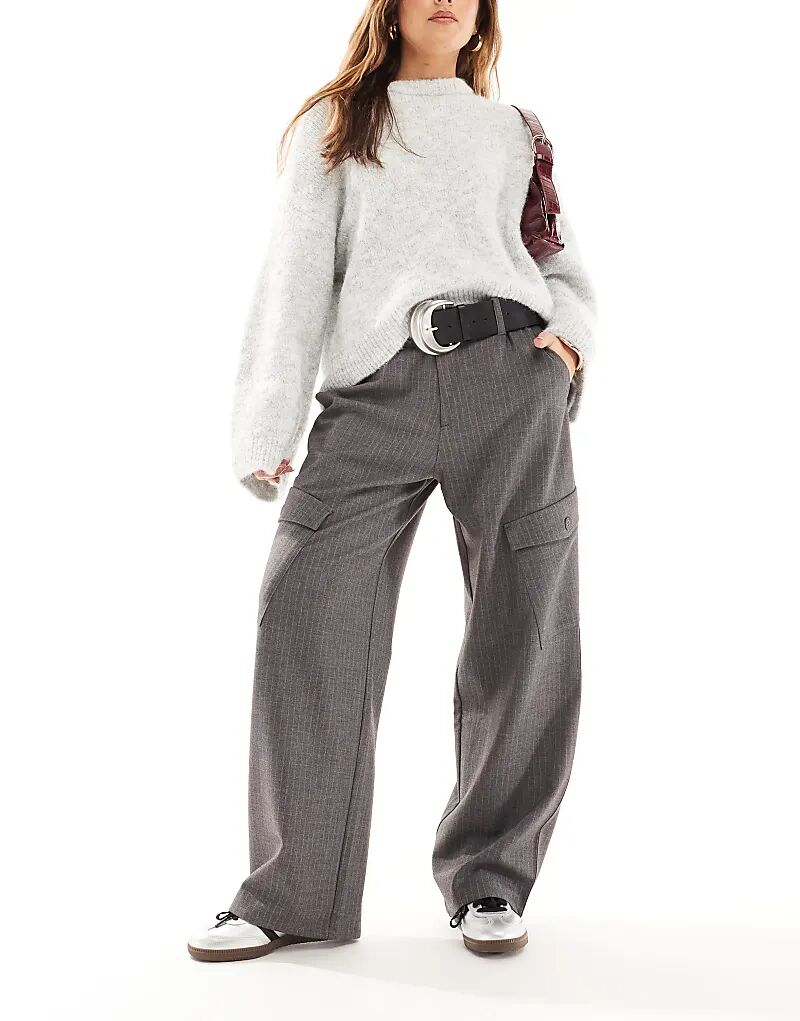 Брюки карго в тонкую полоску серого цвета Pull&Bear
Брюки карго в тонкую полоску серого цвета Pull&Bear