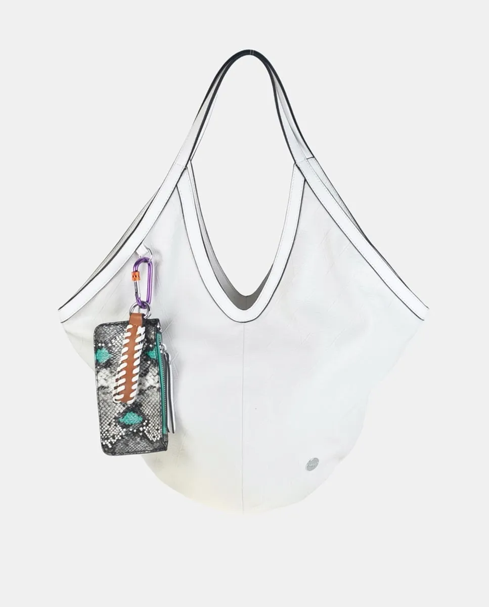 Мягкая и удобная сумка из тисненого полиуретана в сочетании с однотонной сумочкой и контрастными аксессуарами Volum, белый
Мягкая и удобная сумка из тисненого полиуретана в сочетании с однотонной сумочкой и контрастными аксессуарами Volum, белый