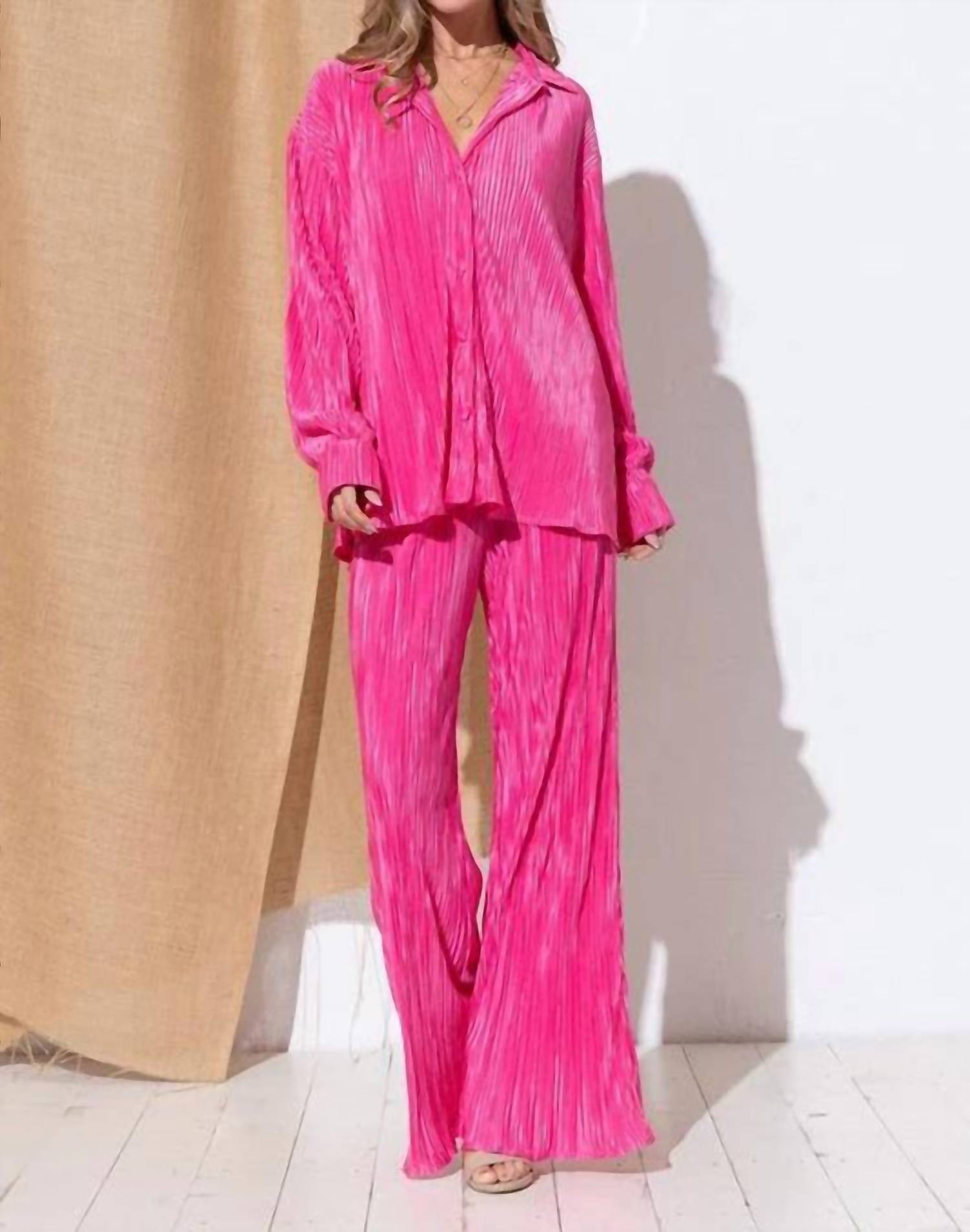 Аккордеон мини плиссе длинная блузка и комплект с брюками в розовом Blue B
Аккордеон мини плиссе длинная блузка и комплект с брюками в розовом Blue B