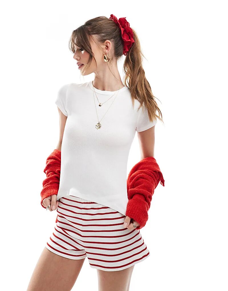 Футболка Stradivarius с короткими рукавами в рубчик белого цвета
Футболка Stradivarius с короткими рукавами в рубчик белого цвета