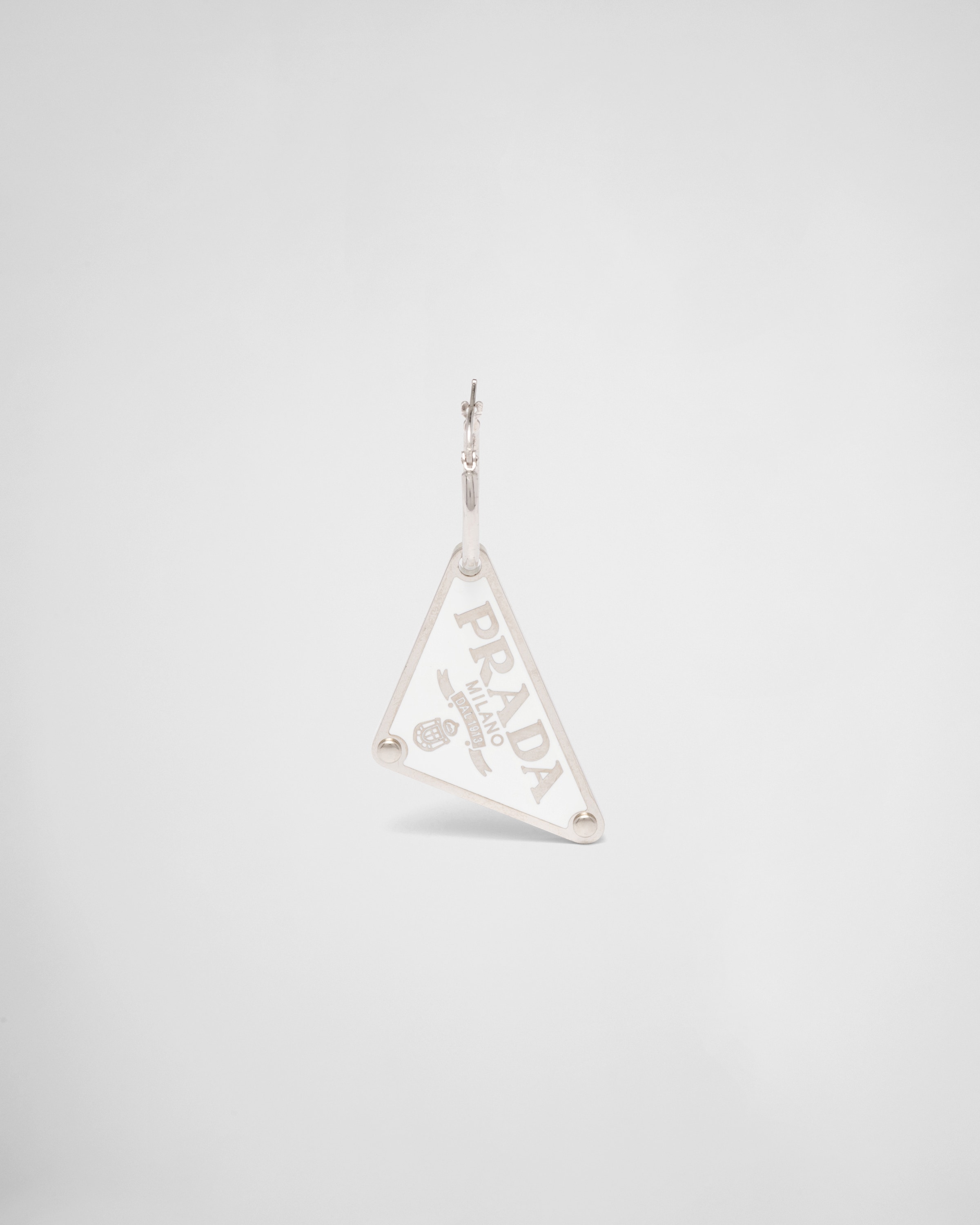 Серьга Prada Symbole с подвеской для правого уха Prada, белая
Серьга Prada Symbole с подвеской для правого уха Prada, белая