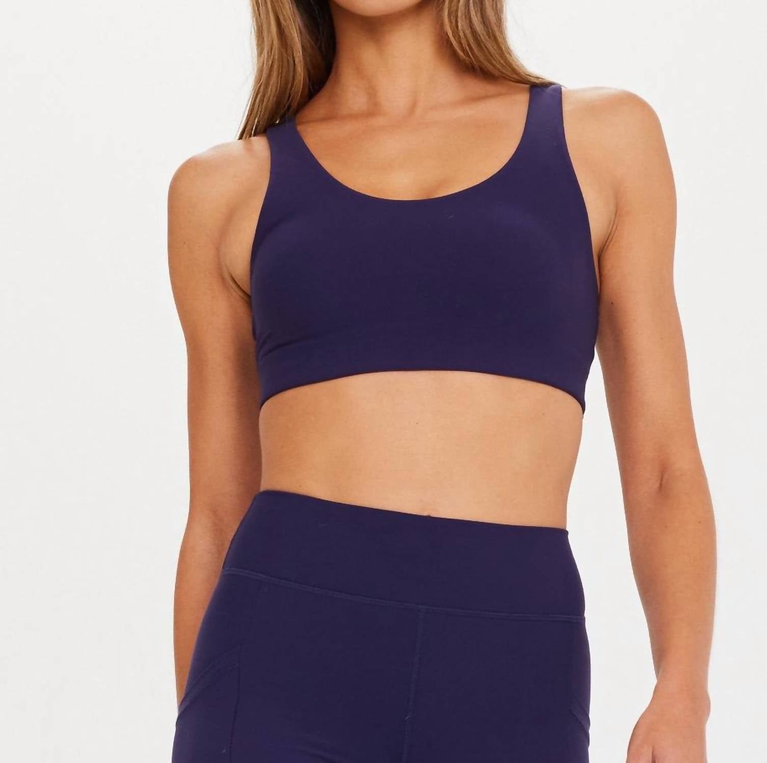 Спортивный бюстгальтер Peached Jade темно-синего цвета THE UPSIDE
Спортивный бюстгальтер Peached Jade темно-синего цвета THE UPSIDE