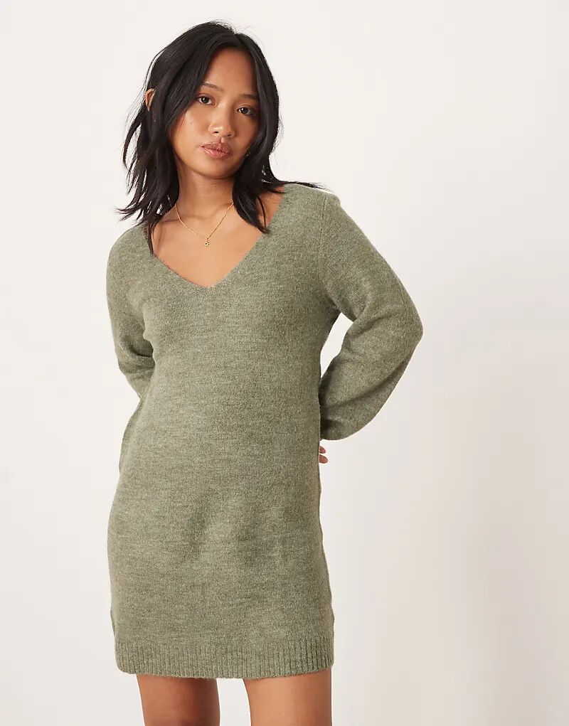 JDY Petite трикотажное мини-платье с V-образным вырезом темно-зеленого цвета
JDY Petite трикотажное мини-платье с V-образным вырезом темно-зеленого цвета