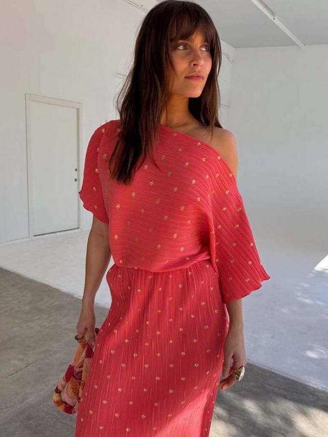 Асимметричное платье макси Plisse Tilly с открытым плечом Never Fully Dressed
Асимметричное платье макси Plisse Tilly с открытым плечом Never Fully Dressed