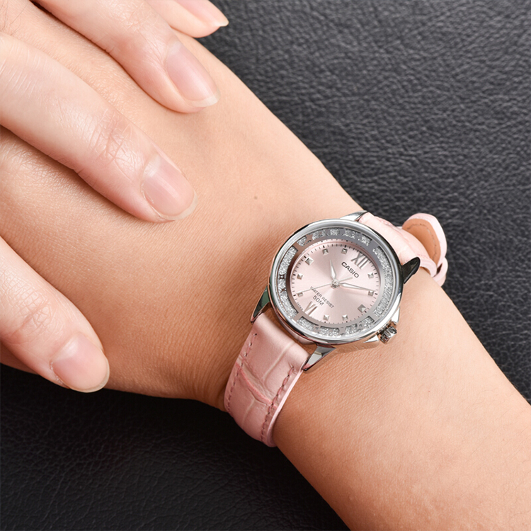 Стандартная серия ENTICER Коллекция Кварцевый механизм Кожаный ремешок Женские часы Розовый циферблат CASIO
Стандартная серия ENTICER Коллекция Кварцевый механизм Кожаный ремешок Женские часы Розовый циферблат CASIO