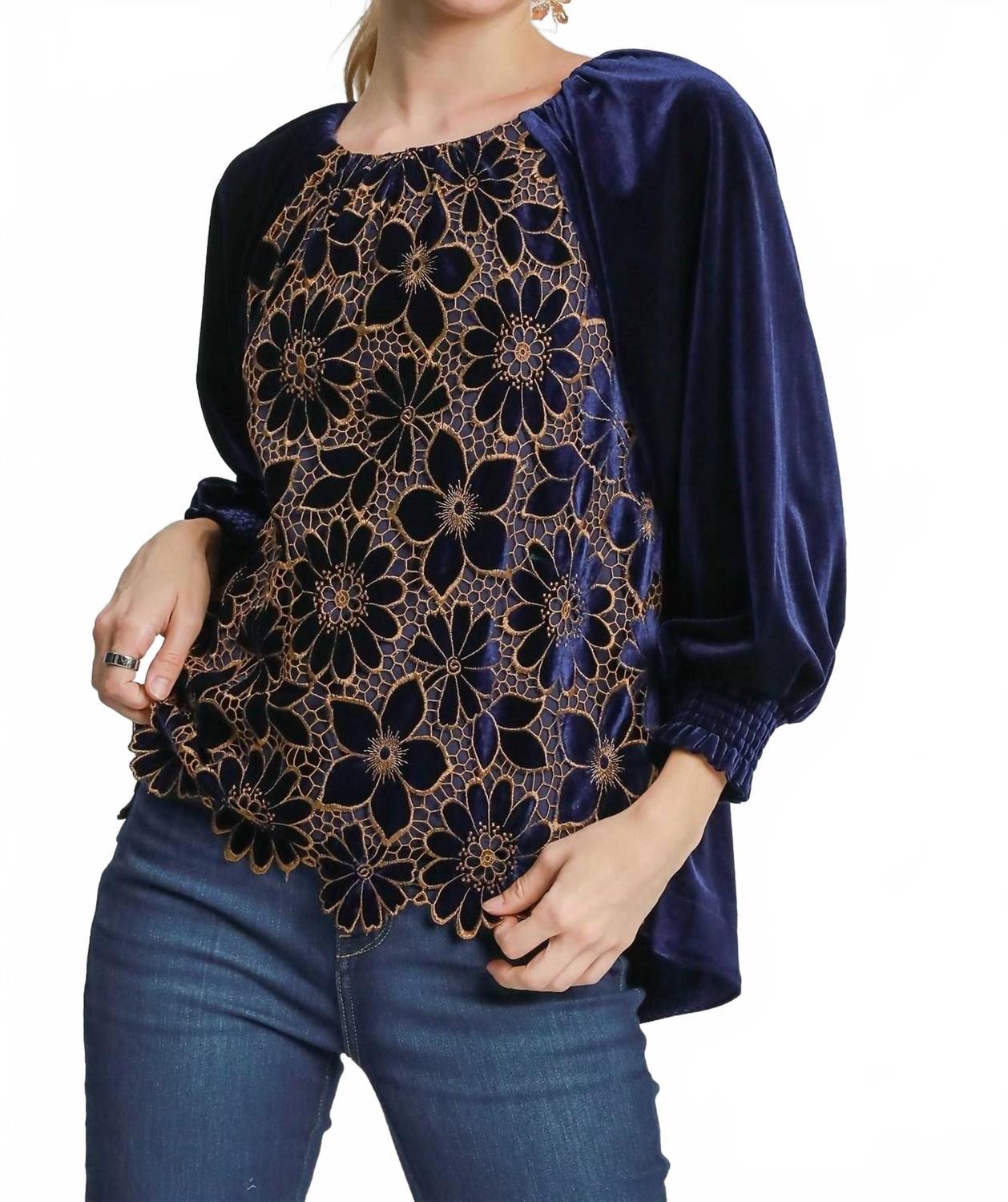 Umgee Женская бархатная блузка темно-синего цвета с контрастным цветочным кружевом на рукавах
Umgee Женская бархатная блузка темно-синего цвета с контрастным цветочным кружевом на рукавах