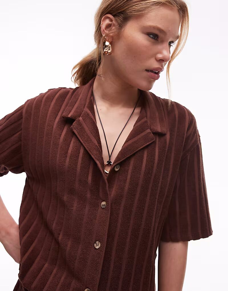 Рубашка свободного кроя Topshop Towing в шоколадно-коричневом цвете
Рубашка свободного кроя Topshop Towing в шоколадно-коричневом цвете