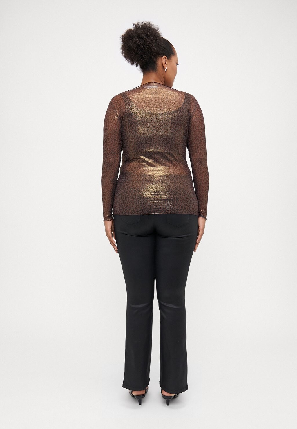 Топ с длинными рукавами CARVICKY LEO SHINY BOAT ONLY Carmakoma, темно-коричневый
Топ с длинными рукавами CARVICKY LEO SHINY BOAT ONLY Carmakoma, темно-коричневый