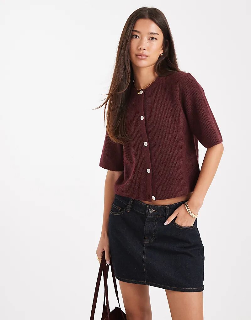 Мягкий трикотажный кардиган с короткими рукавами цвета бордо
Мягкий трикотажный кардиган с короткими рукавами цвета бордо