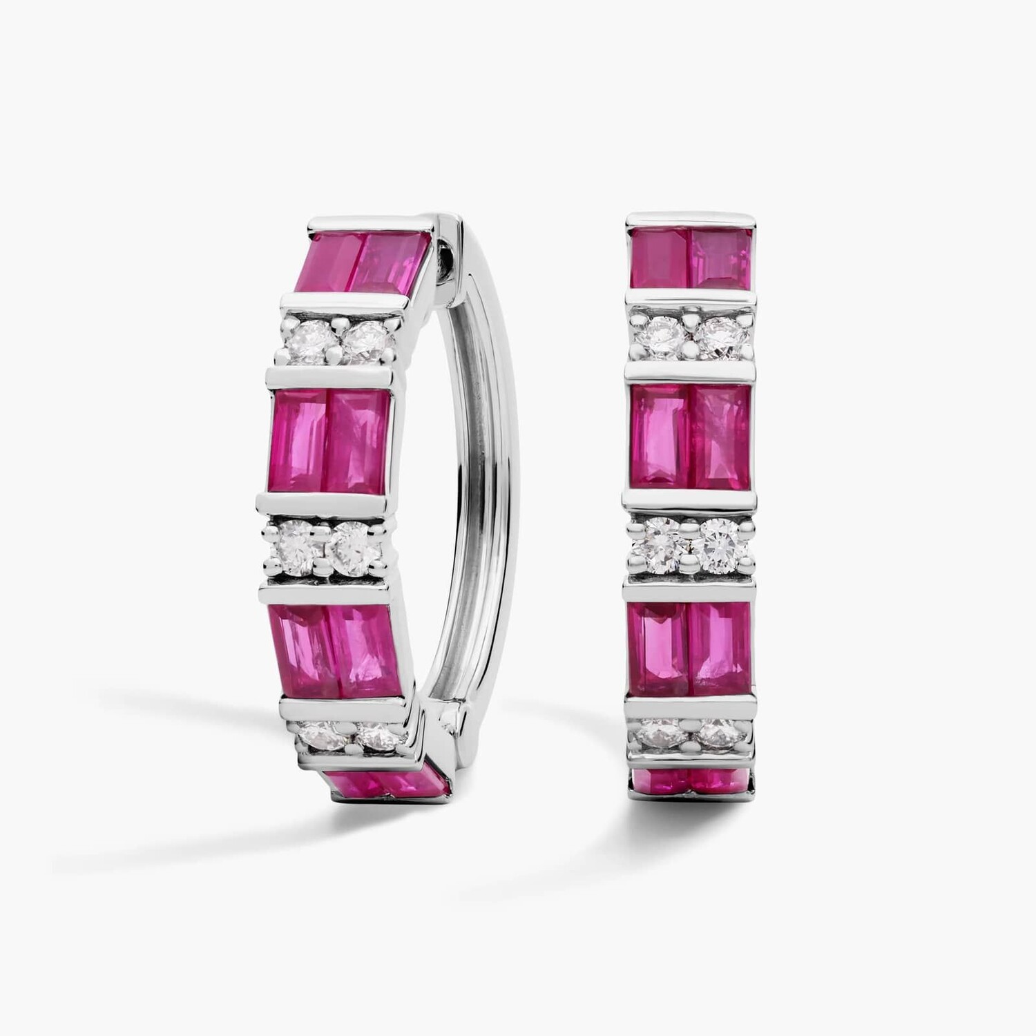 Серьги-кольца с рубинами огранки «багет» и круглыми бриллиантами из 14-каратного белого золота Blue Nile
Серьги-кольца с рубинами огранки «багет» и круглыми бриллиантами из 14-каратного белого золота Blue Nile